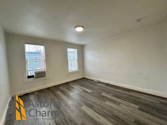 Building Photo - Flexible 4 Bedroom Layout with Fenced Backyard