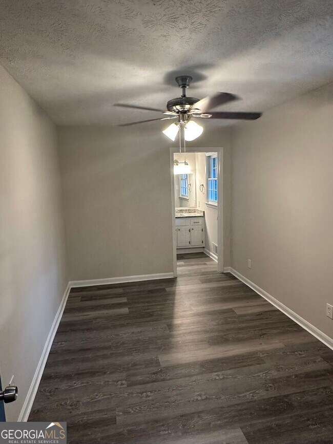 Building Photo - 6322 W Fayetteville Rd