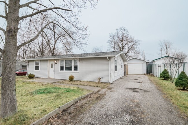 Building Photo - 3 Bedroom / 1 Bathroom Home for Rent in Crown Point