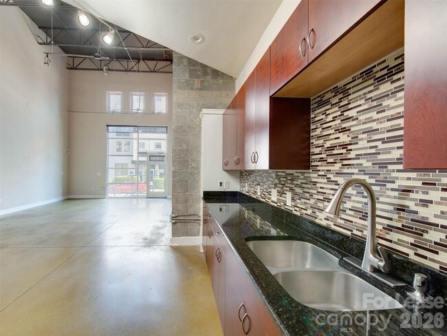 Building Photo - 927 Westmere Ave