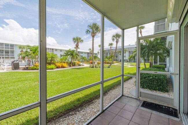 Building Photo - Intracoastal 2 bed/ 2 ba condo with lots o...