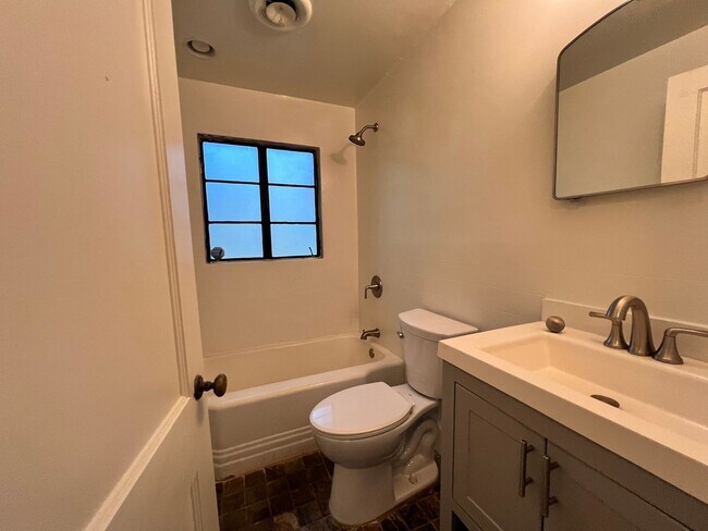 Building Photo - 3 Bed | 2 Bath Single Family Home