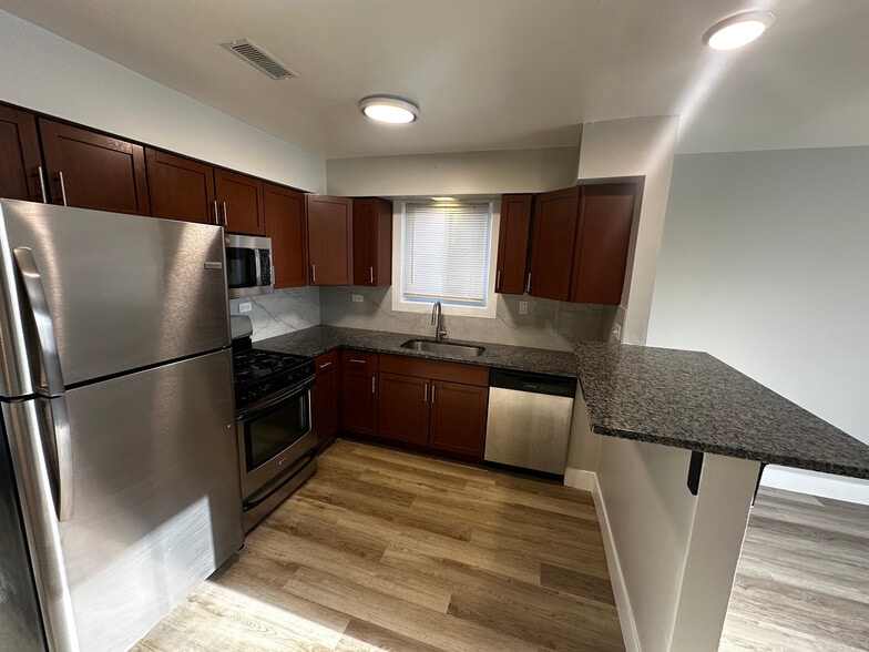 Kitchen - 15623 Greenwood Rd