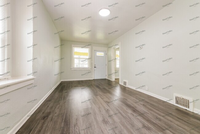Building Photo - 3117 Jackson Ave