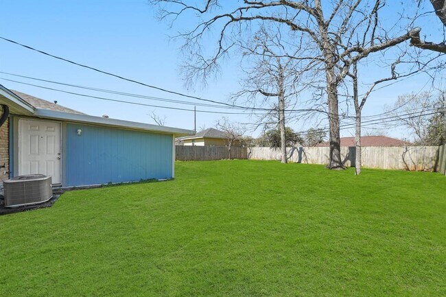 Building Photo - 9315 Laura Koppe Rd