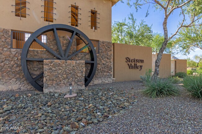 Building Photo - 5811 W Bonanza Ln