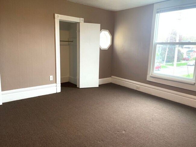 Building Photo - Upper Three Bedroom on NW Side of Grand Ra...