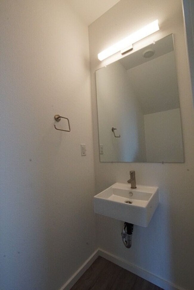 Building Photo - Beautiful 2bd/2.5ba North Portland Townhom...