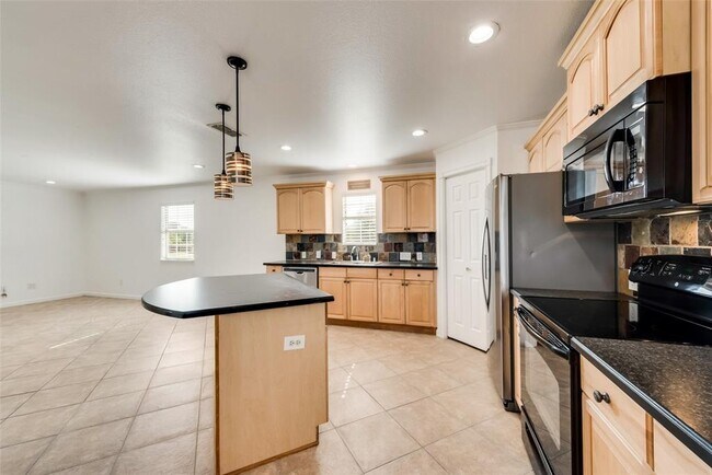 Building Photo - 633 Rose Garden Dr