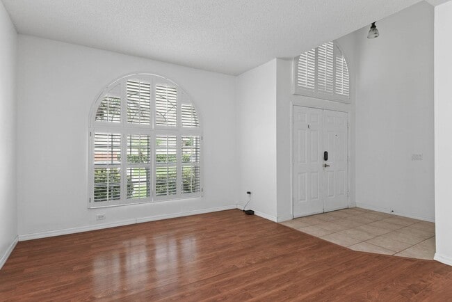 Building Photo - 3 bedroom, 3 bath with flex space  in Wint...