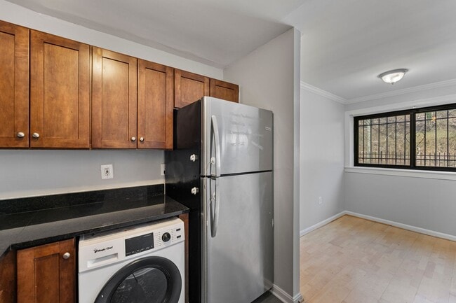 Building Photo - Spacious, Recently Renovated 1 Bedroom!