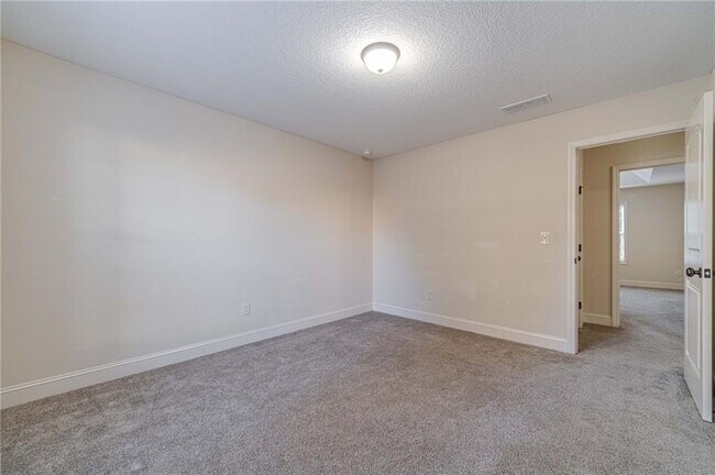 Building Photo - 583 Embassy Walk