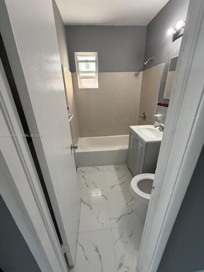 Building Photo - 16200 NE 19th Pl