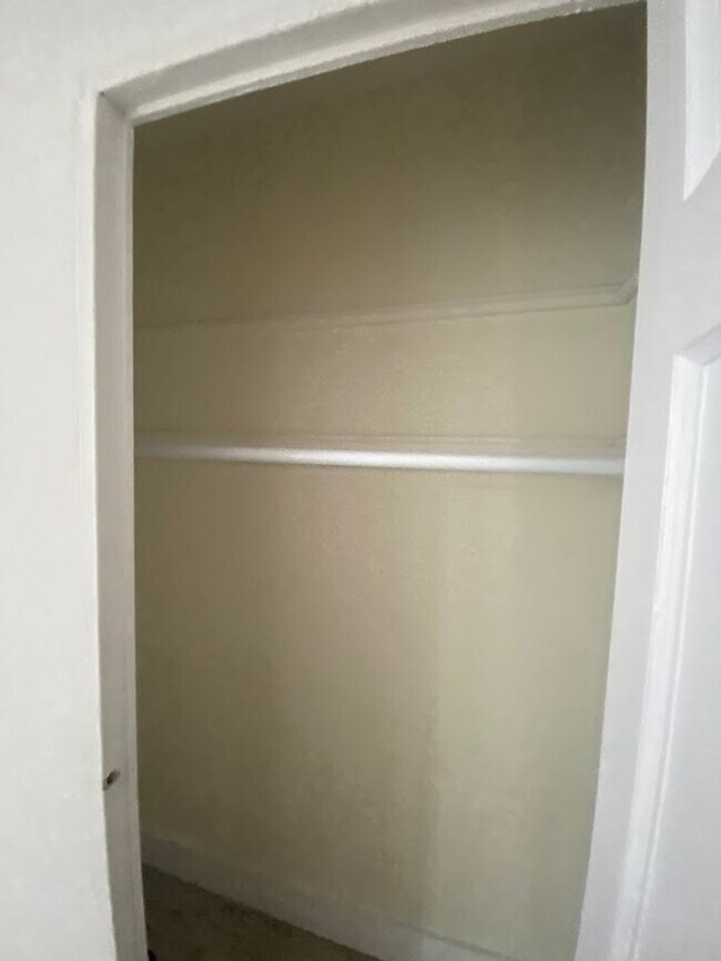 Building Photo - Updated One Bedroom One Bath Apt!