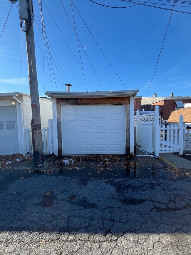 Building Photo - Large, well-maintained 4-bedroom, 1-bathroom row home