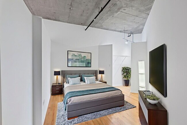 Building Photo - 933 W Van Buren St