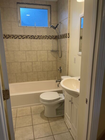 Building Photo - 42 Pond St