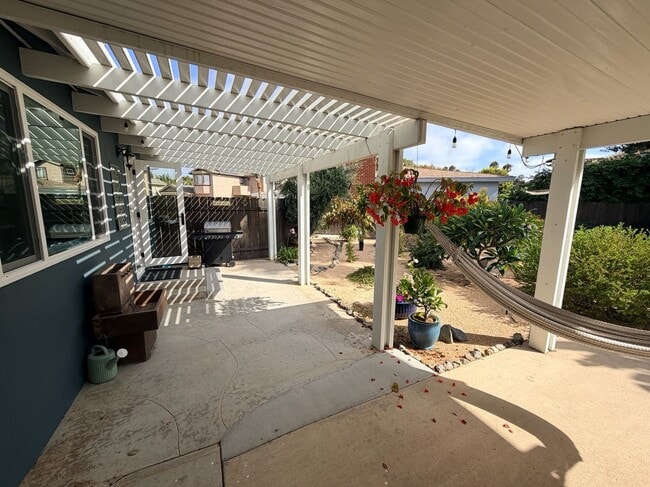 Building Photo - 2642 Davis Pl