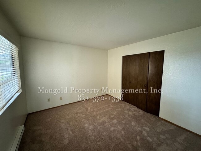 Building Photo - Tanglewood Condominium With Beautiful Bay Views, Fireplace, and Private Deck!!