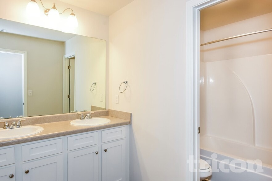 Building Photo - 330 Ireland Ln