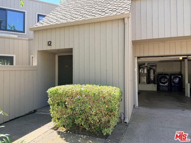 Building Photo - 12 Moss Glen