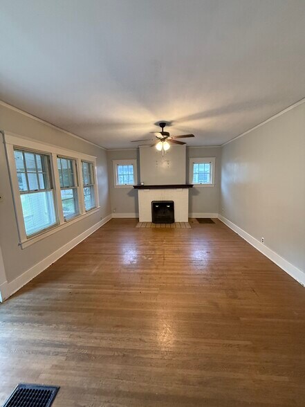 Building Photo - 132 N Crestmoor Ave