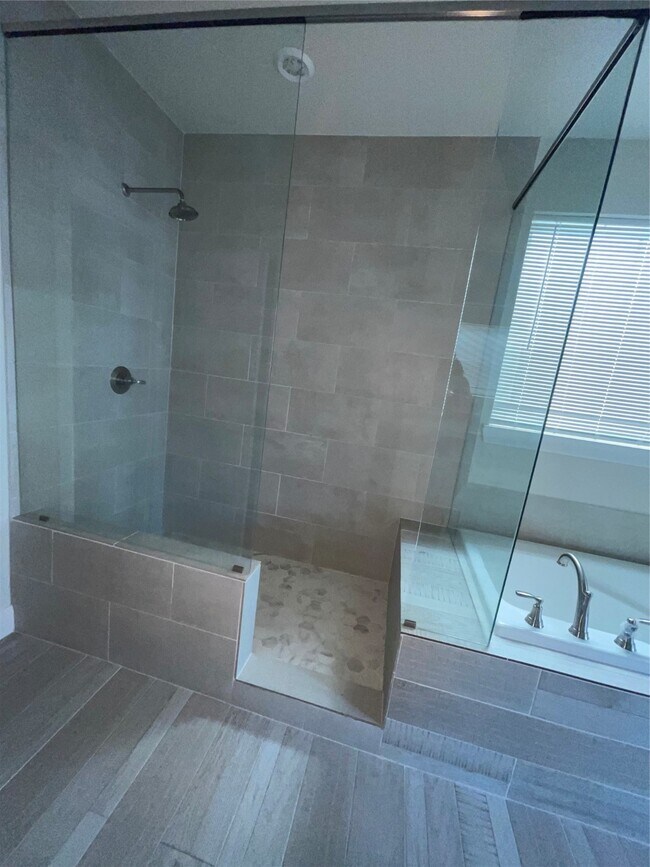 Building Photo - 2718 Grand Fountains Dr