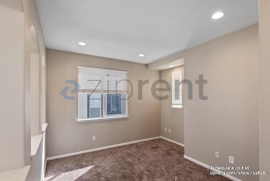 Building Photo - Unit