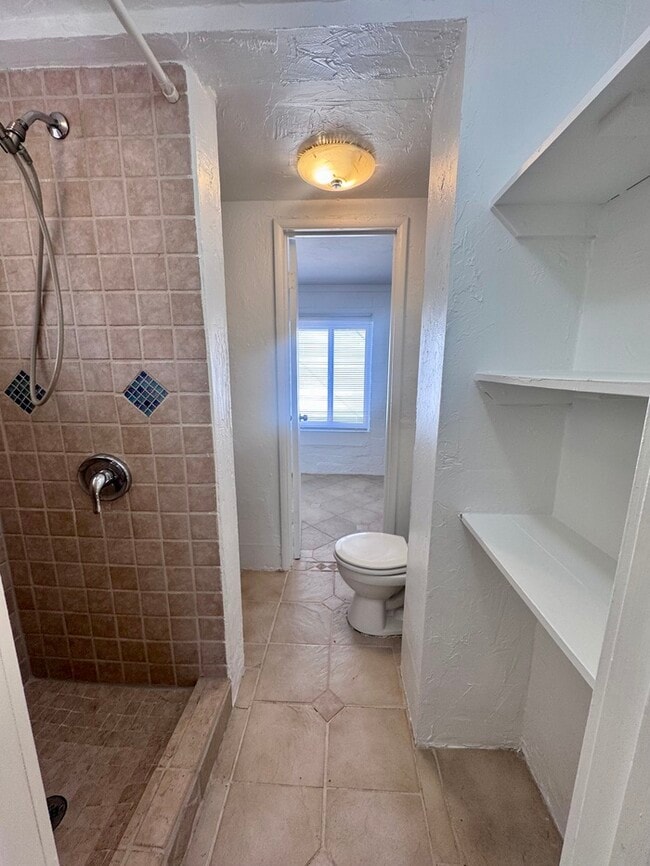 Building Photo - FOR RENT