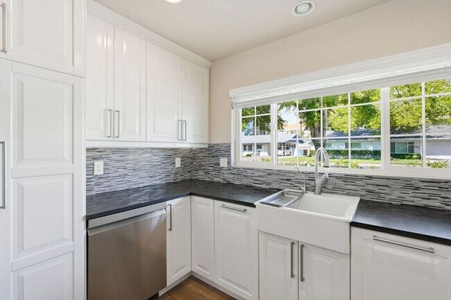 Building Photo - Modern 4 Bedroom, 3 Bathroom Home