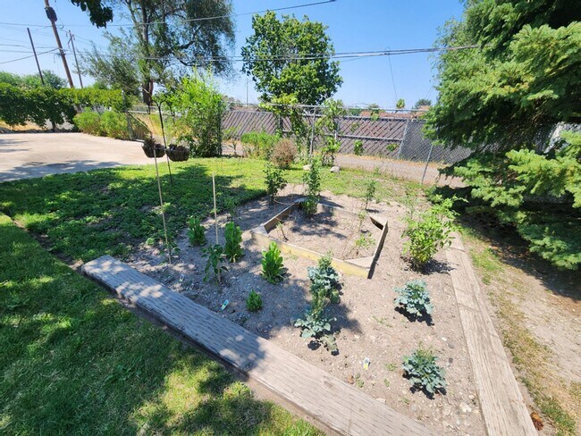 Building Photo - Poplar Grove 3 bd. House! Pets ok! Love the yard!
