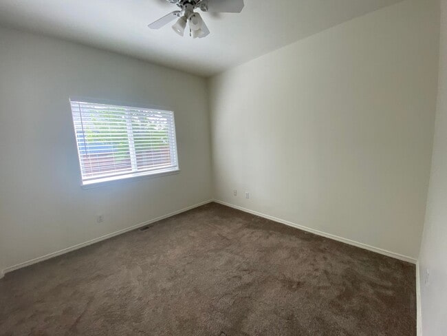 Building Photo - 3 Bedroom home in quiet neighborhood