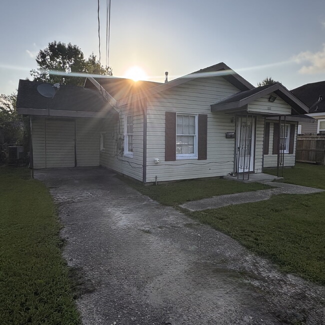 Building Photo - 2 Bedroom | 1 Bathroom Single Family Home located in the North end of Beaumont, TX is waiting for...