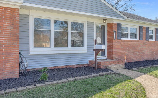 Building Photo - For Rent. 4 Bedrooms