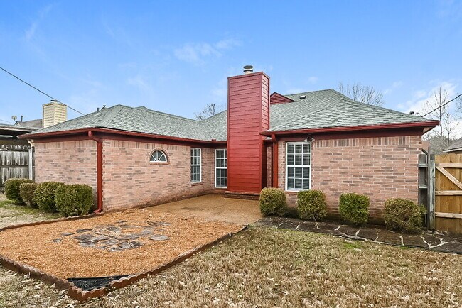 Building Photo - 9362 Garden Woods Dr