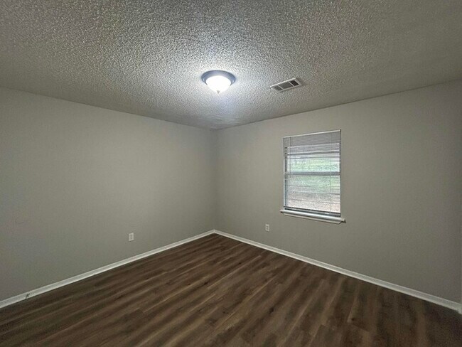 Building Photo - Limited Time Special Offer / 3 Bed/1.5 Bath Home with Carport / Pet-Friendly / Coming Soon!