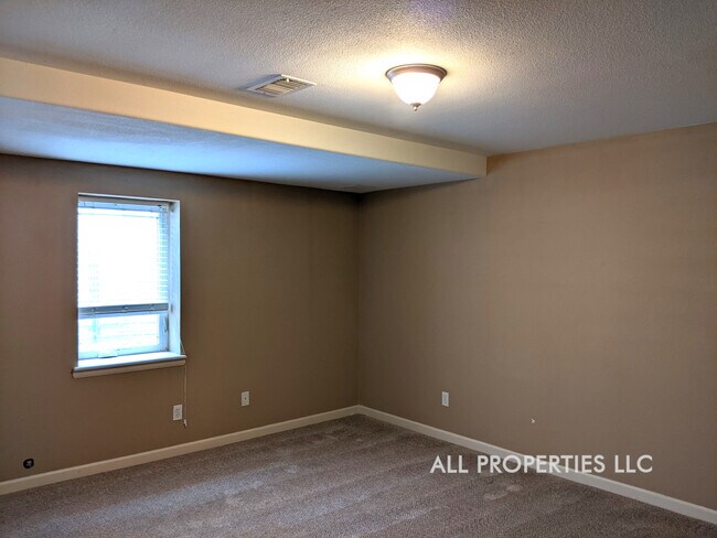 Building Photo - 10467 Robb Dr