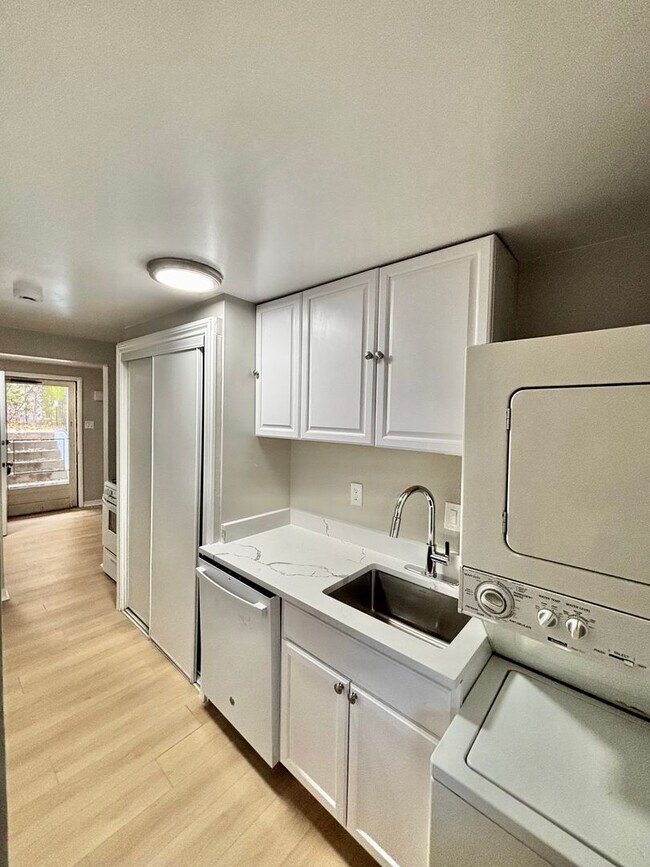 Building Photo - Prime Location! 1BR Bungalow Near DU, Light Rail & Porter Hospital — Available Now!!