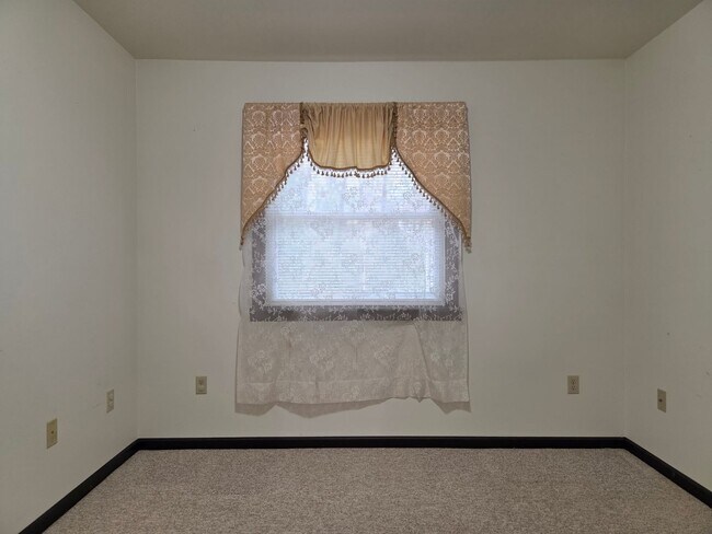 Building Photo - Quiet country rancher on large, secluded lot right at Route 1 and 288