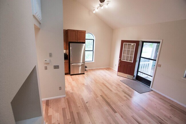 Building Photo - Beautiful 2bd/2ba Townhome in Downtown Louisville!