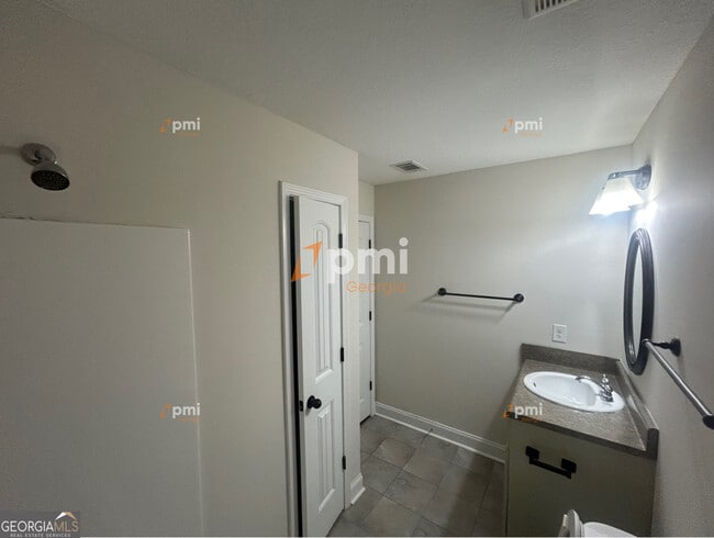 Building Photo - 209 Allington Walk