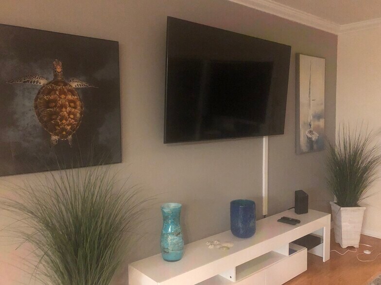 Building Photo - 1055 W Peppertree Dr