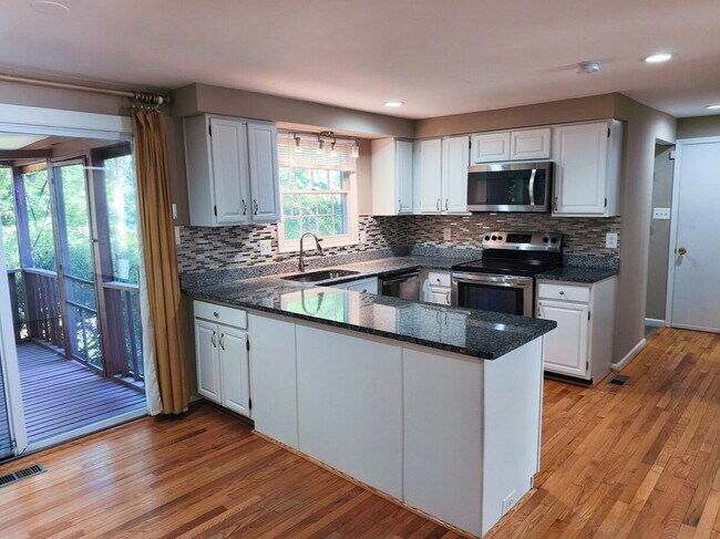 Building Photo - Inviting Townhome in Sterling with Spaciou...