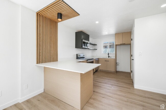 Building Photo - Renovated Apartment in Salt Lake City | Available August 1st