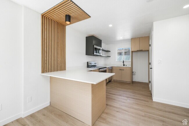 Building Photo - Renovated Apartment in Salt Lake City | Available Now