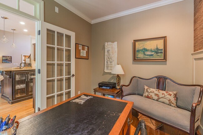Building Photo - Fully Furnished Home!
