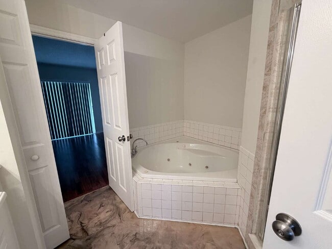 Building Photo - 2 Bedroom Lakeview Winter Haven Home Now Available for Rent!