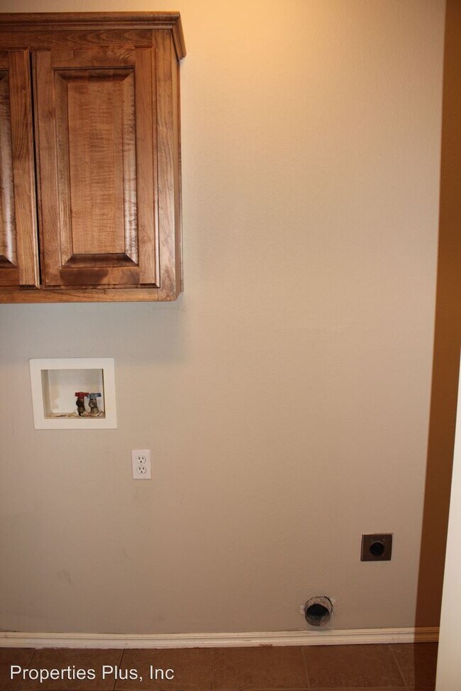 Building Photo - 943-943 Hamilton Falls