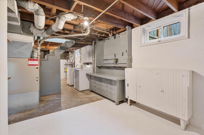 Building Photo - Adorable 2-bdrm/1-bath mid-century modern. Private backyard, sauna, washer/dryer, & more!