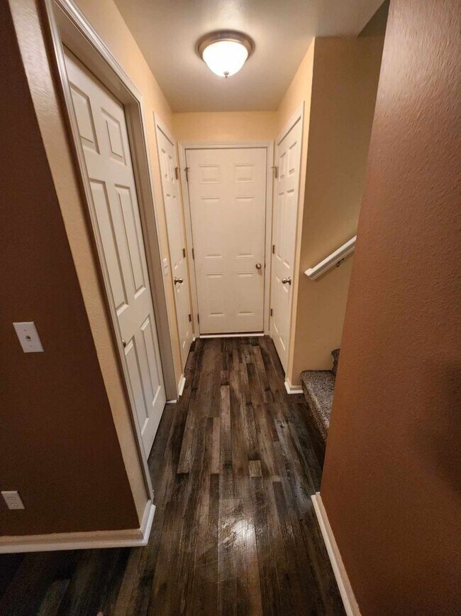 Building Photo - Spacious Three Bedroom!